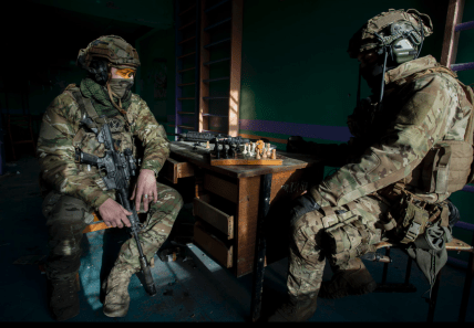 Военные ССО играют в шахматы в Бахмуте