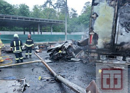 ДТП по Киевом - груженная конфетами фура врезалась в Фольксваген