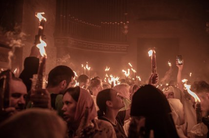 люди тримають благодатний вогонь