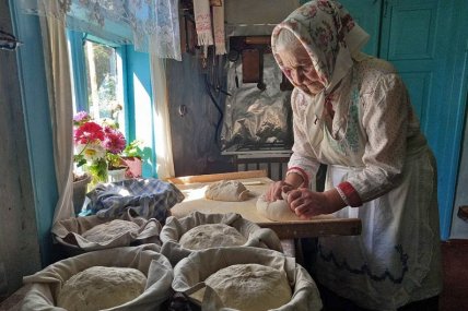 Бабуся пече паску