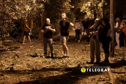 Жителі пошкодженої багатоповерхівки розгублено дивляться за ліквідацією наслідків атаки РФ