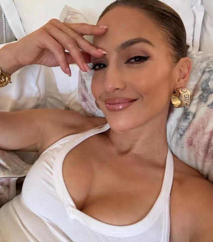 Дженнифер Лопес показала маникюр