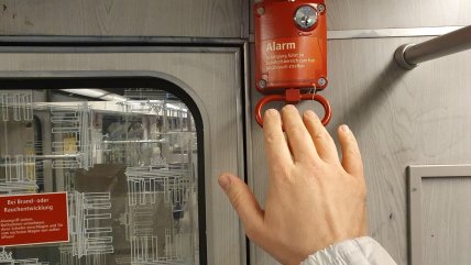 Стоп-кран в поезде