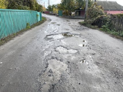 улица Соборности в Новых Санжарах вся в ямах