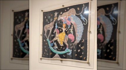 Дизайнерський шарф Hermes висить у скляній вітрині в будинку