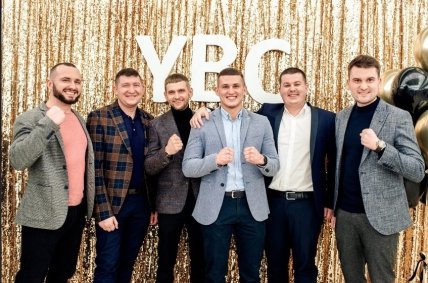 Фото с сайта YBC — Станиславский посередине