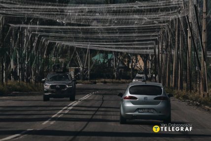Дорога захищена антидроновою сіткою. Фото Ян Доброносов