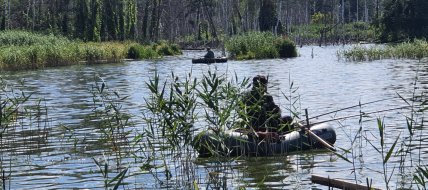Рибалка ловив рибу з човна