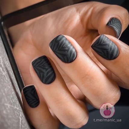 Черные и серые оттенки на коротких ногтях