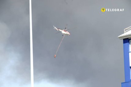Вертолет тушит пожар после атаки России на Фастовский район