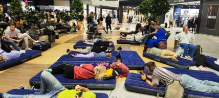 Люди сплять на матрацах в аеропорту Шереметьєво