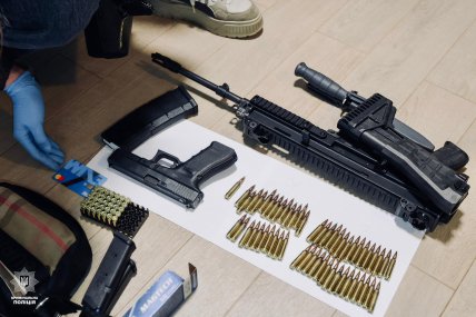 Знайдена у підозрюваних зброя