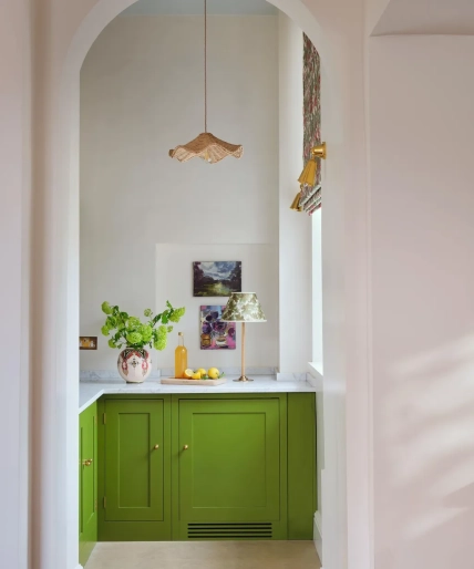 Яркая зеленая мебель делает кухню интереснее. Olivine Design