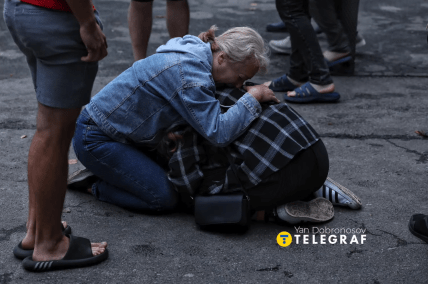 Киевляне плачут после обстрела — фото Ян Доброносов