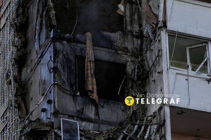 Вигорілі конструкції будинку після влучання російського дрона, Київ 9 вересня