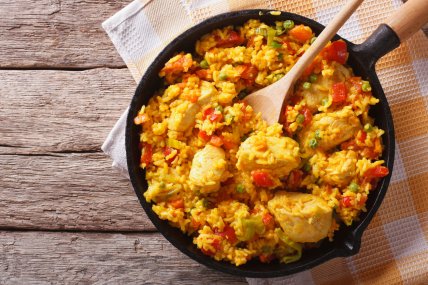 Овощная паэлья с колбасками и курицей - ваш испанский ужин