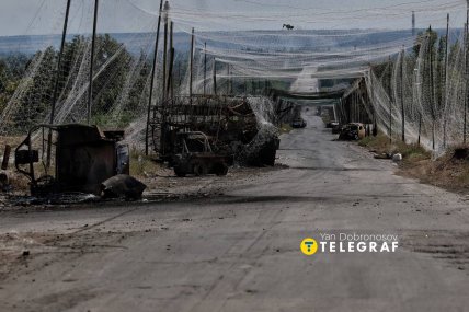 Знищені автомобілі і захисні сітки на дорозі. Фото: Ян Доброносов "Телеграф"