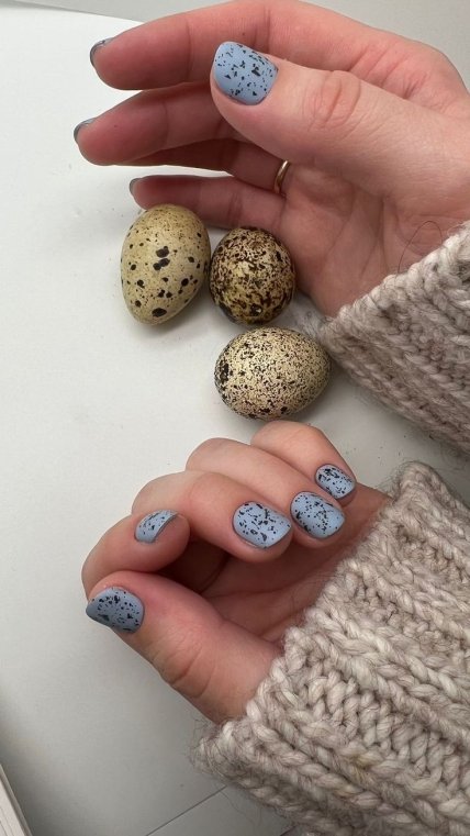 Маникюр "перепелиное яйцо" с голубой основой