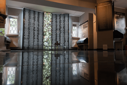 Стелла в музее Демьянов Лаз с фото и именам погибших