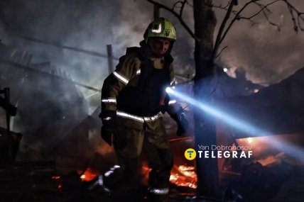 Спасатели ГСЧС работают на месте попадания баллистики в Киеве