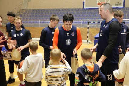 спортсмени раздають дытям подарунки