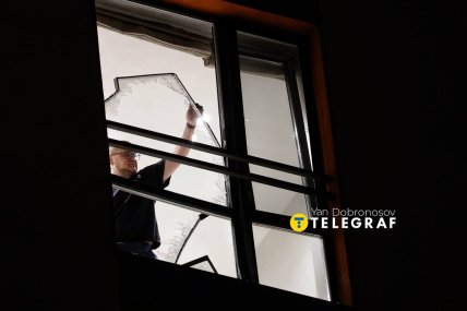 Дехто відразу розпочав прибирати бите скло