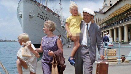 Кадр із фільму "Діамантова рука"