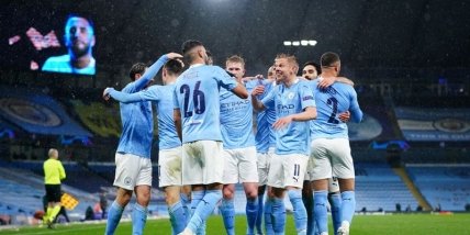 Манчестер Сити празднует второй гол Рияда Мареза в ворота ПСЖ