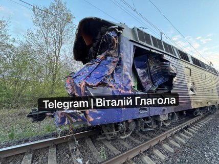 Поїзд та автокран зіткнулися на Львівщині 1.05.2026