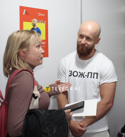 Виктор Мандзяк общается с женщиной