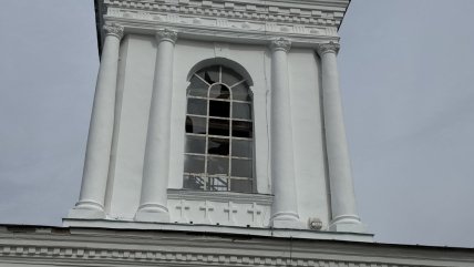 Дзвіниця Свято-Успенського собору з розбитим вікном