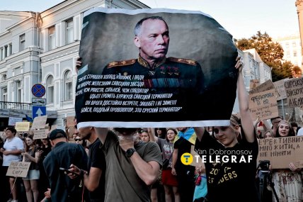 Люди изобразили Главнокомандующего ВСУ в советской военной форме, вероятно, из-за его подходов к управлению войсками