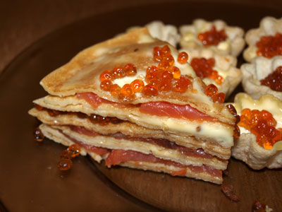 Рецепт недели: блинный торт с семгой и красной икрой - изображение №1