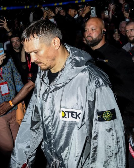 Олександр Усик у кастомній куртці Stone Island