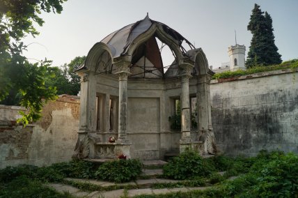 Хозяйственные здания на территории Шаровского замка Харьковской области