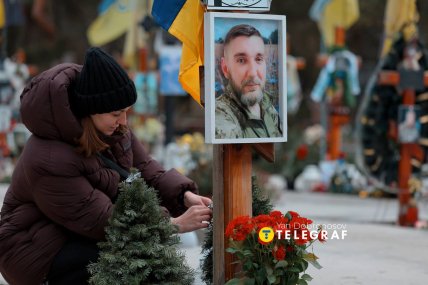 Донька прикрашає могилу батька перед Різдвом, Лісовий цвинтар, грудень 2025