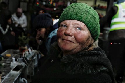 Жінка у Пункті Незламності у Бахмуті