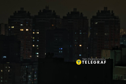 Освітлені вікна в будинках яскраво помітні на тлі темряви