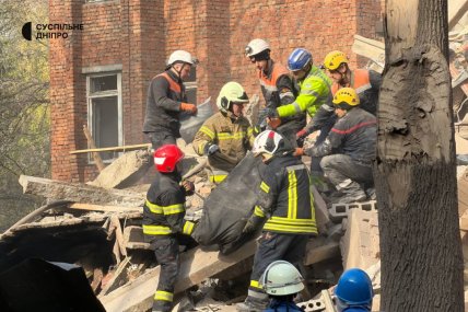 Рятувальники дістали тіло загиблої людини з будинку, який атакувала РФ