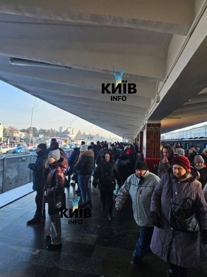 Станция метро "Дарница" утром 20 января