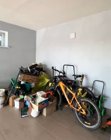 В гаражі накопичується безліч непотрібних речей