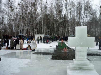 Купание в оболочке на Крещение