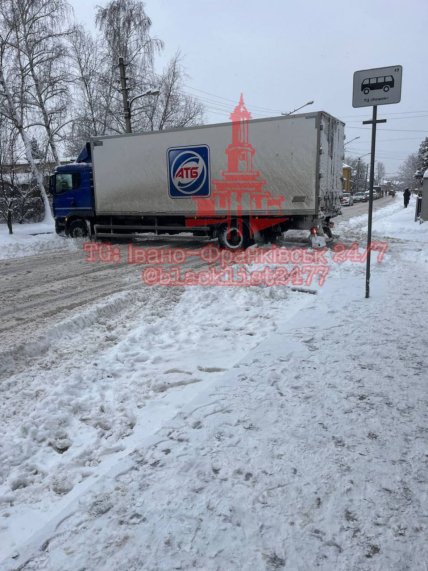 Фура у Івано-Франківську перекрила дорогу