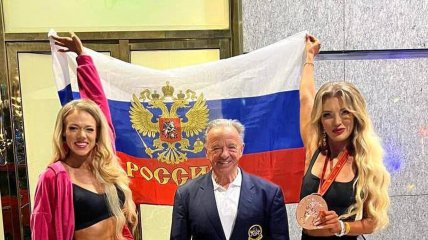 Президент Міжнародної федерації фітнесу та бодібілдингу IFBB Рафаель Сантоха з російськими фіт-моделями