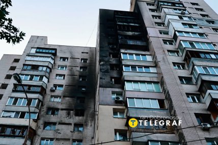 Один из поврежденных Россией домов в Киеве