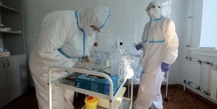 люди в защитных костюмах