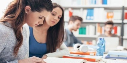 Девушки рассматривают документы