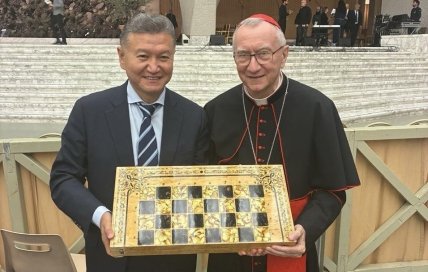 Кирсан Илюмжинов подарил шахматы Папе Римскому