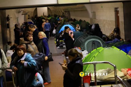 Люди прячутся в метро от российской атаки 7 октября