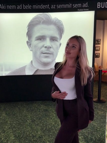 Ане Пушкаш на фоне экрана с изображением ее прадеда Ференца